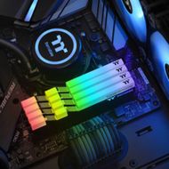 Pamäť RAM THERMALTAKE Toughram RGB CL19 16 GB